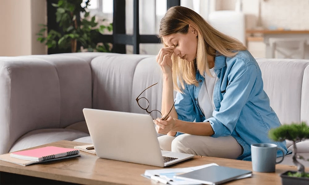 Kobieta ze zmęczonymi oczami