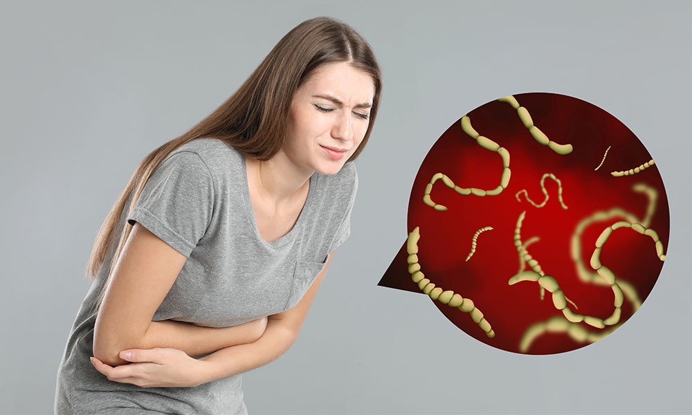 kobieta z&nbsp;objawami zarazenia tasiemcem