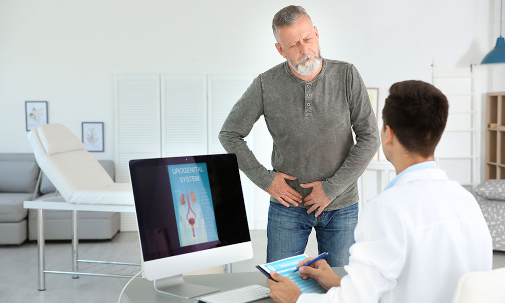 pacjent podczas badania u&nbsp;urloga