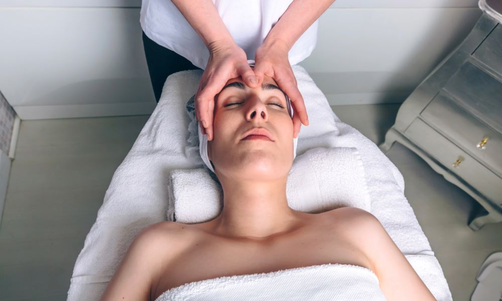 Kobieta z&nbsp;recznikiem na glowie podczas relaksacyjnego masazu kobido