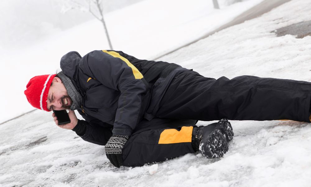 osoba wzywająca pomoc przy wypadku na lodzie