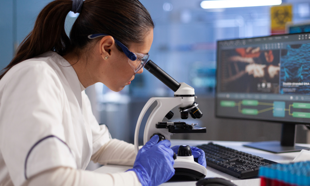 naukowiec podczas badan nad dna