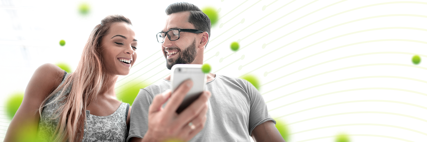 Zdjęcie kobiety i&nbsp;mężczyzny używających Comfino