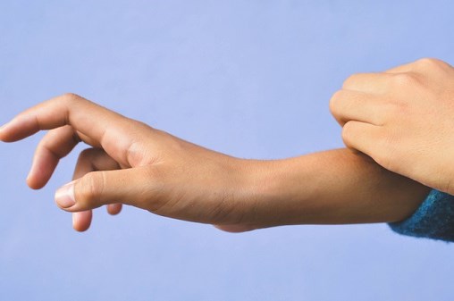 Świerzb - przyczyny, objawy i&nbsp;leczenie. Jak rozpoznać świerzb na skórze?