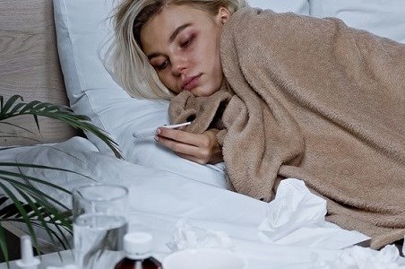 Grypa - drogi zakażenia, objawy, powikłania; co warto wiedzieć o&nbsp;szczepionce? Grypa a&nbsp;przeziębienie